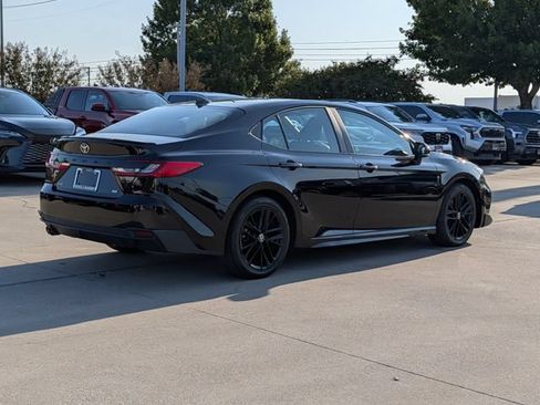 Used 2025 Toyota Camry SE FWD image 5