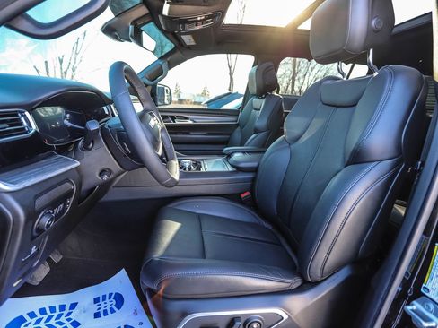 Used 2023 Jeep Wagoneer L Series III w/ Premium Group I image 11