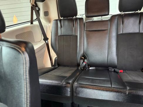 Used 2019 Dodge Grand Caravan SXT image 12