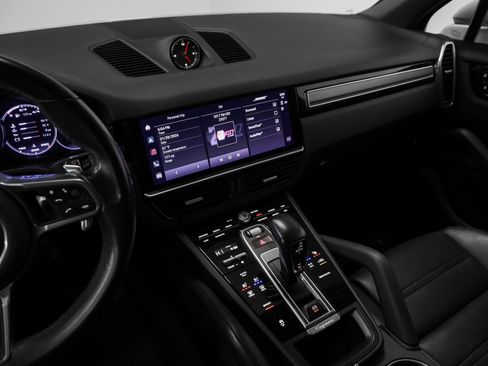 Used 2022 Porsche Cayenne Platinum Edition image 32
