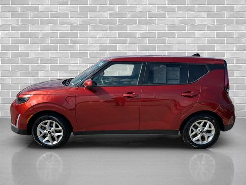 Used 2024 Kia Soul LX w/ Option Group 015 FWD image 2