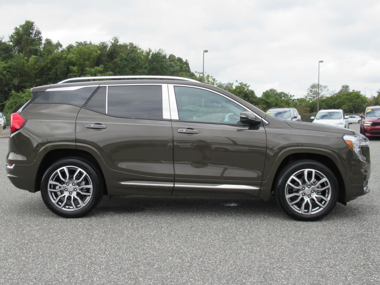 Used 2024 GMC Terrain Denali w/ Denali Premium Package AWD/4WD image 2