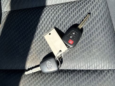 Used 2019 Toyota Highlander LE AWD/4WD image 21