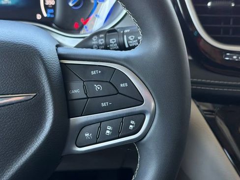 Used 2024 Chrysler Pacifica Limited FWD image 30