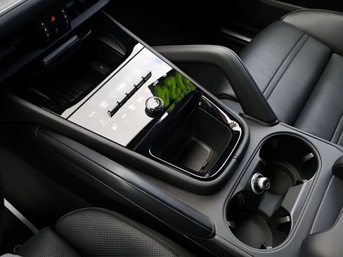 Certified 2024 Porsche Cayenne AWD/4WD image 24