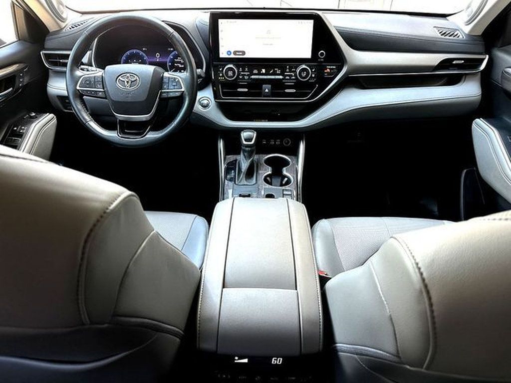 Used 2023 Toyota Highlander Limited FWD image 30