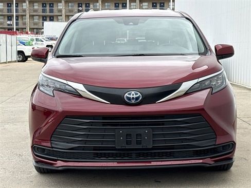Used 2024 Toyota Sienna LE image 7