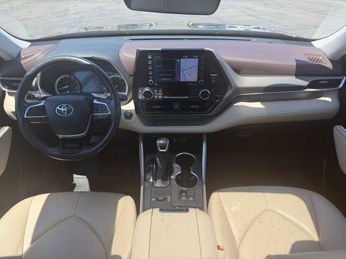 Used 2022 Toyota Highlander XLE FWD image 18