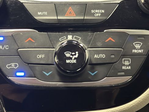 Used 2022 Chrysler Pacifica Touring-L FWD image 17