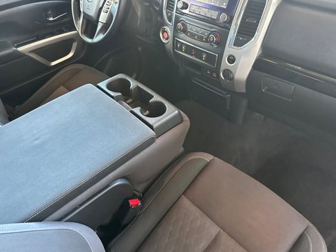Used 2021 Nissan Titan SV image 15