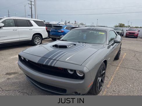 Used 2018 Dodge Challenger R/T RWD image 1