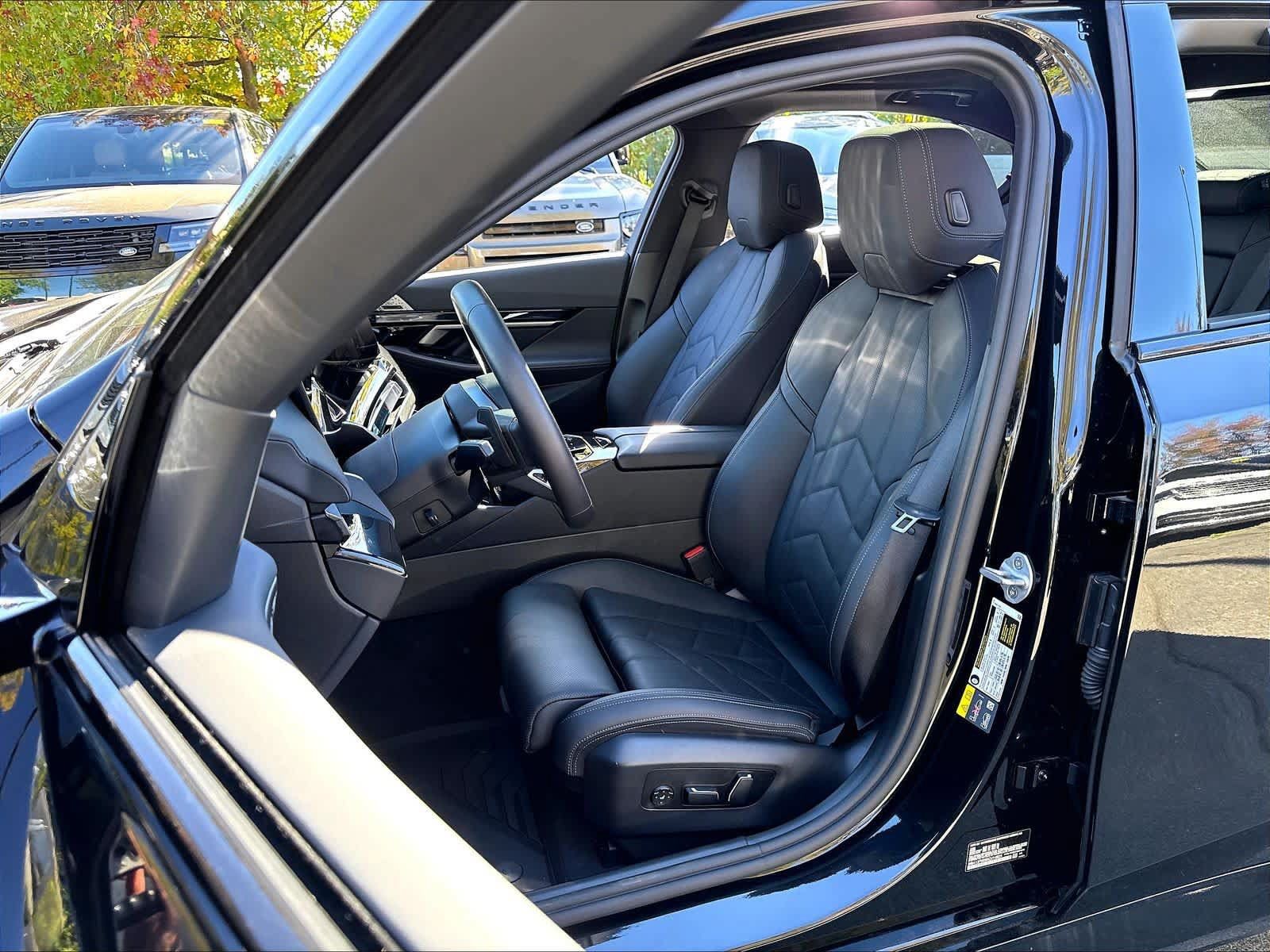 Used 2025 BMW 550e xDrive w/ Premium Package AWD/4WD image 25