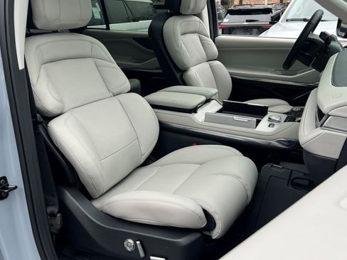 New 2026 Lincoln Navigator Reserve image 8