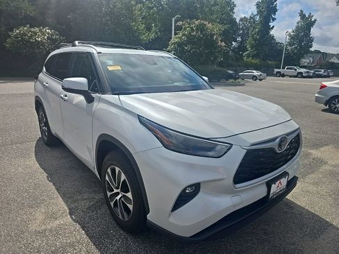 Used 2024 Toyota Highlander XLE FWD image 3