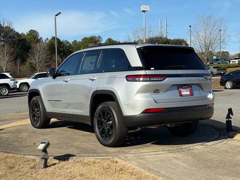 New 2025 Jeep Grand Cherokee Altitude image 5