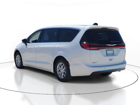 Used 2024 Chrysler Pacifica Touring-L image 4