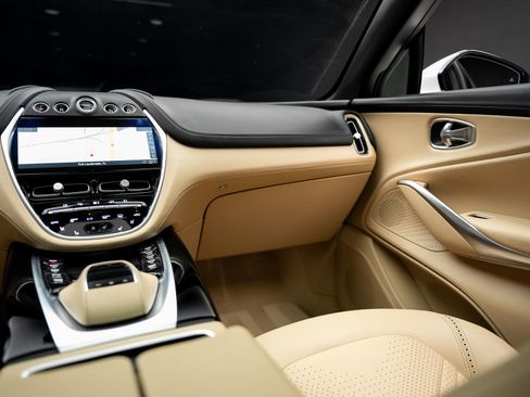 Used 2021 Aston Martin DBX AWD/4WD image 40