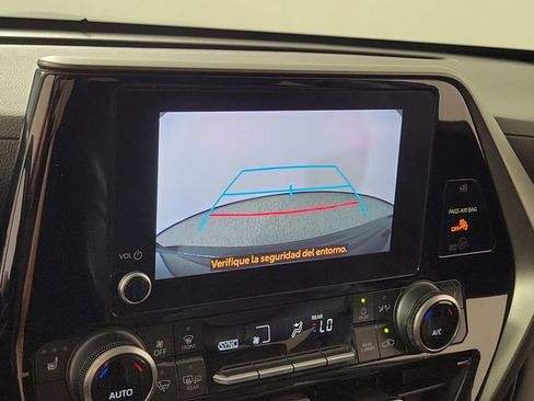 Used 2024 Toyota Highlander XLE FWD image 30