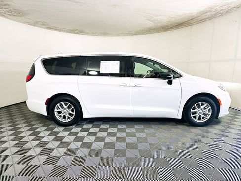 Used 2025 Chrysler Pacifica Select FWD image 2