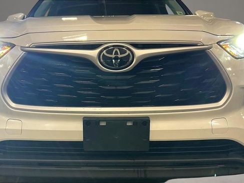Used 2021 Toyota Highlander XLE AWD/4WD image 34