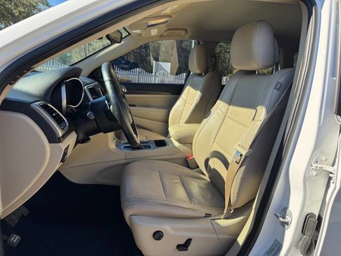 Used 2017 Jeep Grand Cherokee Laredo w/ Quick Order Package 2BE image 10