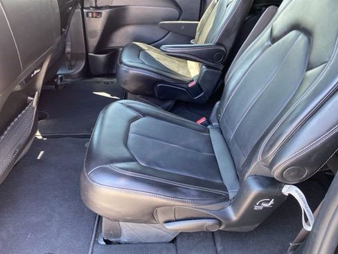 Used 2025 Chrysler Pacifica Select image 27