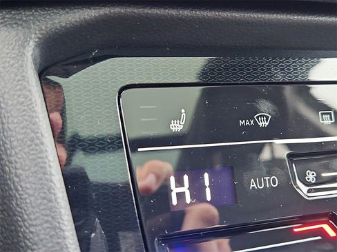 New 2025 Volkswagen Taos SE image 11