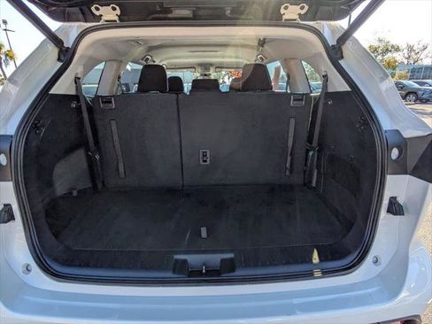 Certified 2020 Toyota Highlander L image 12