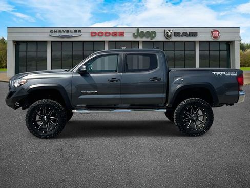 Used 2017 Toyota Tacoma TRD Sport AWD/4WD image 29