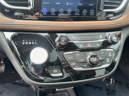 Used 2017 Chrysler Pacifica Limited w/ Tire & Wheel Group image 25