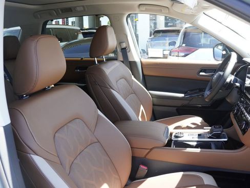 New 2026 Nissan Pathfinder Platinum image 19