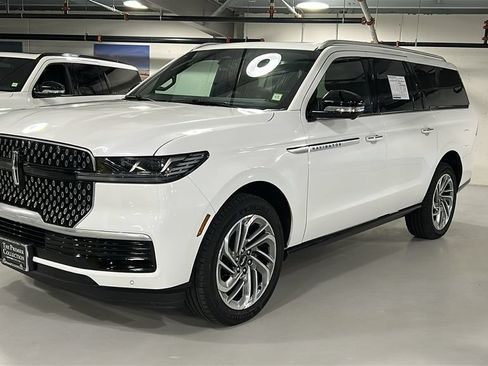 Used 2026 Lincoln Navigator L Reserve AWD/4WD image 3