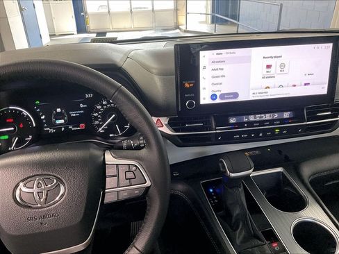 Used 2025 Toyota Sienna XLE w/ XLE Plus Package AWD/4WD image 19