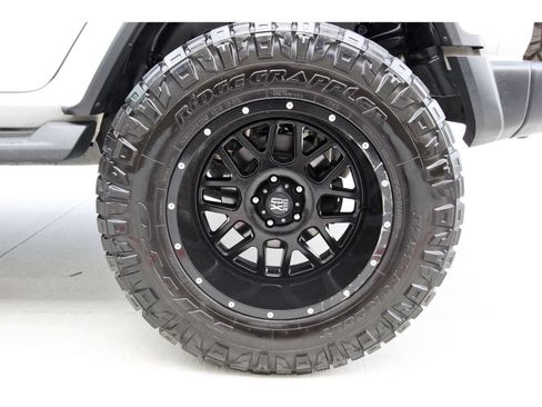 Used 2019 Jeep Wrangler Unlimited Sahara AWD/4WD image 27