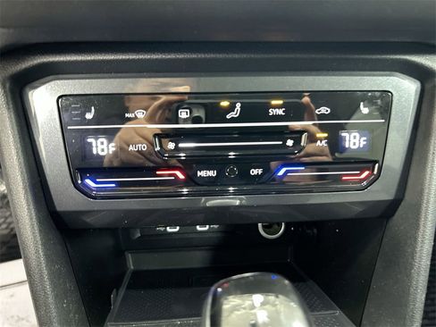 Used 2022 Volkswagen Tiguan SE image 16