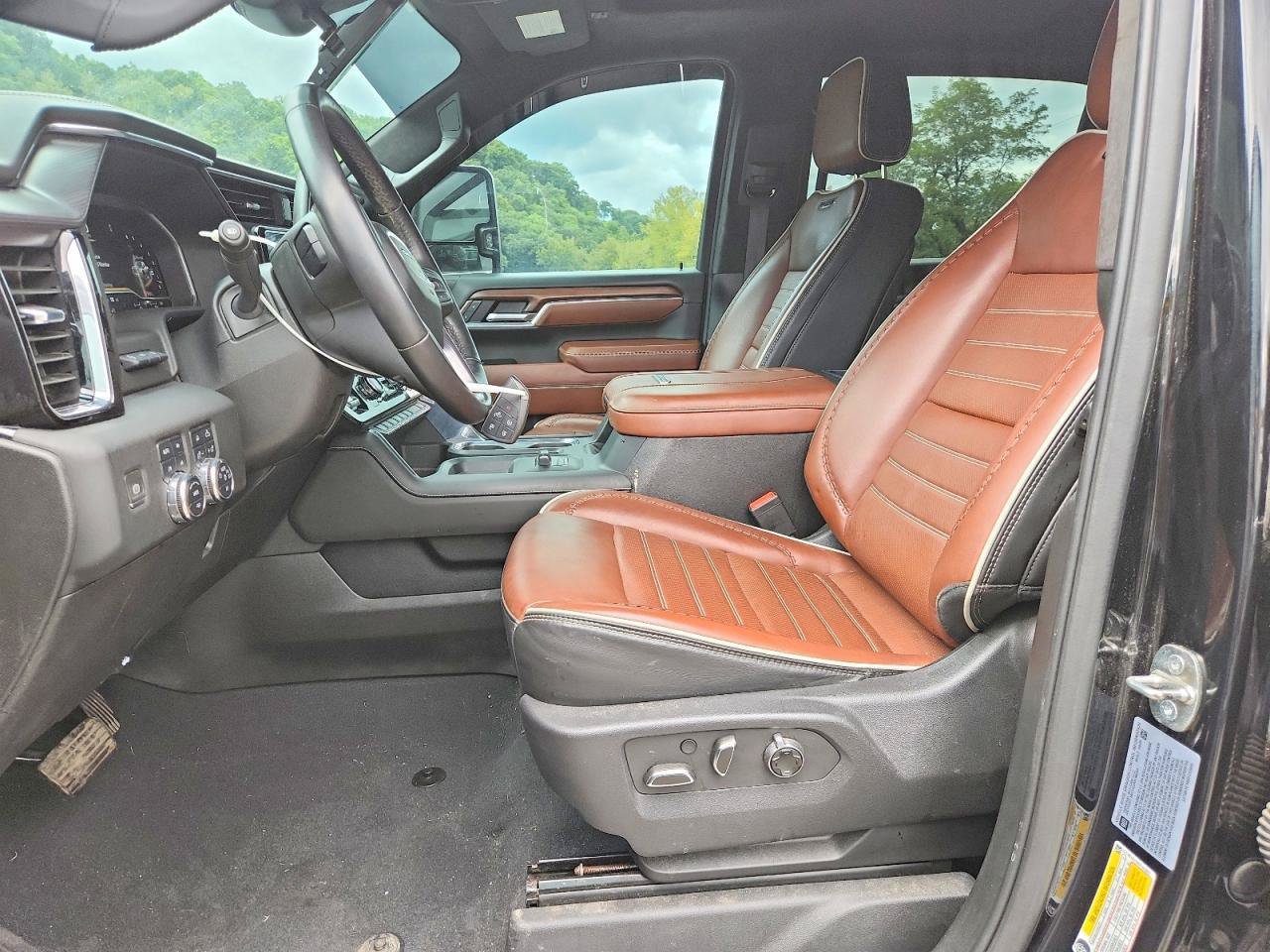 Used 2024 GMC Sierra 3500 Denali Ultimate AWD/4WD image 6