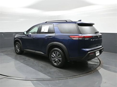 Used 2025 Nissan Pathfinder SV image 2