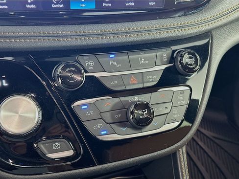 Used 2022 Chrysler Pacifica Pinnacle FWD image 16