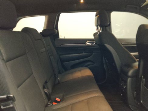 Used 2018 Jeep Grand Cherokee Laredo AWD/4WD image 19