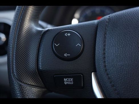 Used 2017 Toyota Corolla LE image 12