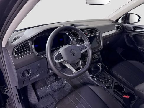 Certified 2023 Volkswagen Tiguan SE w/ Panoramic Sunroof Package AWD/4WD image 9