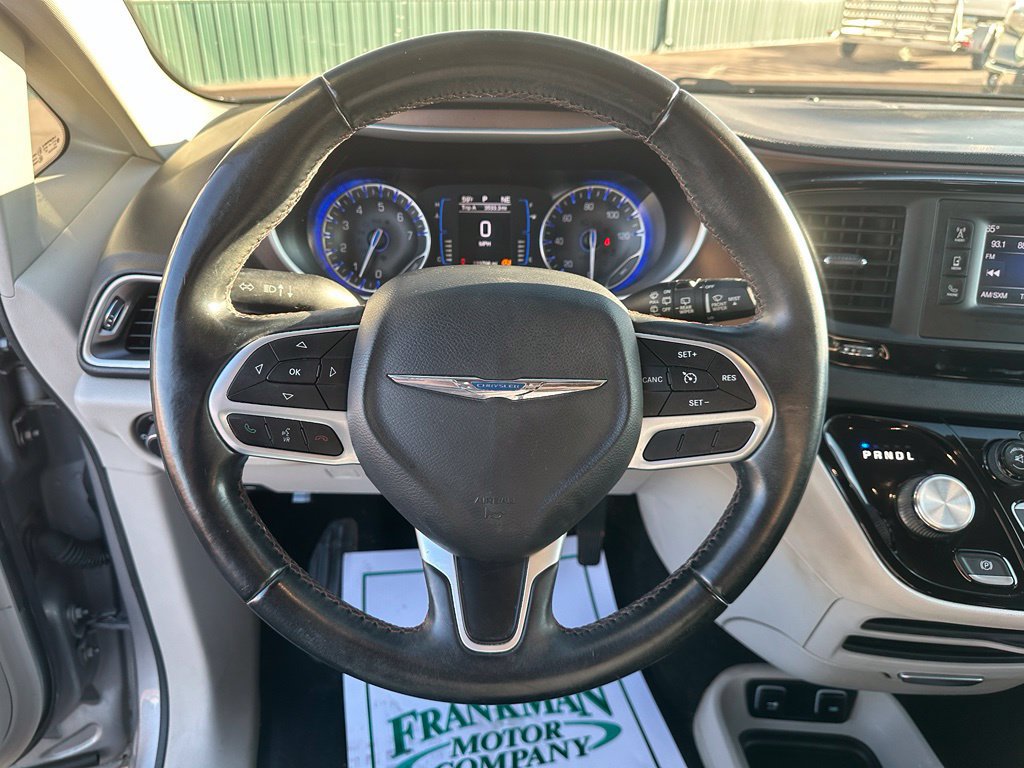 Used 2017 Chrysler Pacifica Touring-L FWD image 14