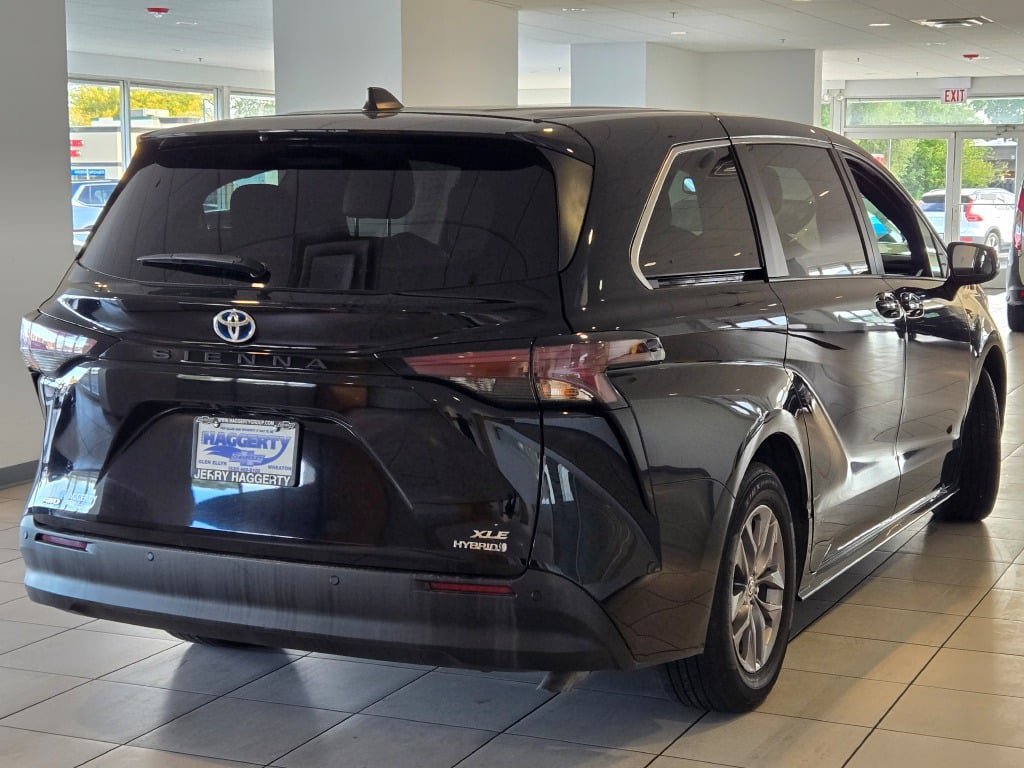 Used 2023 Toyota Sienna XLE AWD/4WD image 11