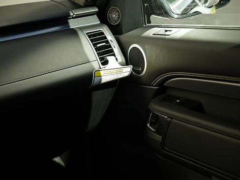 New 2025 Land Rover Discovery Metropolitan Edition image 36