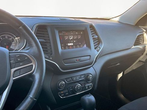 Used 2019 Jeep Cherokee Latitude w/ Cold Weather Group image 6