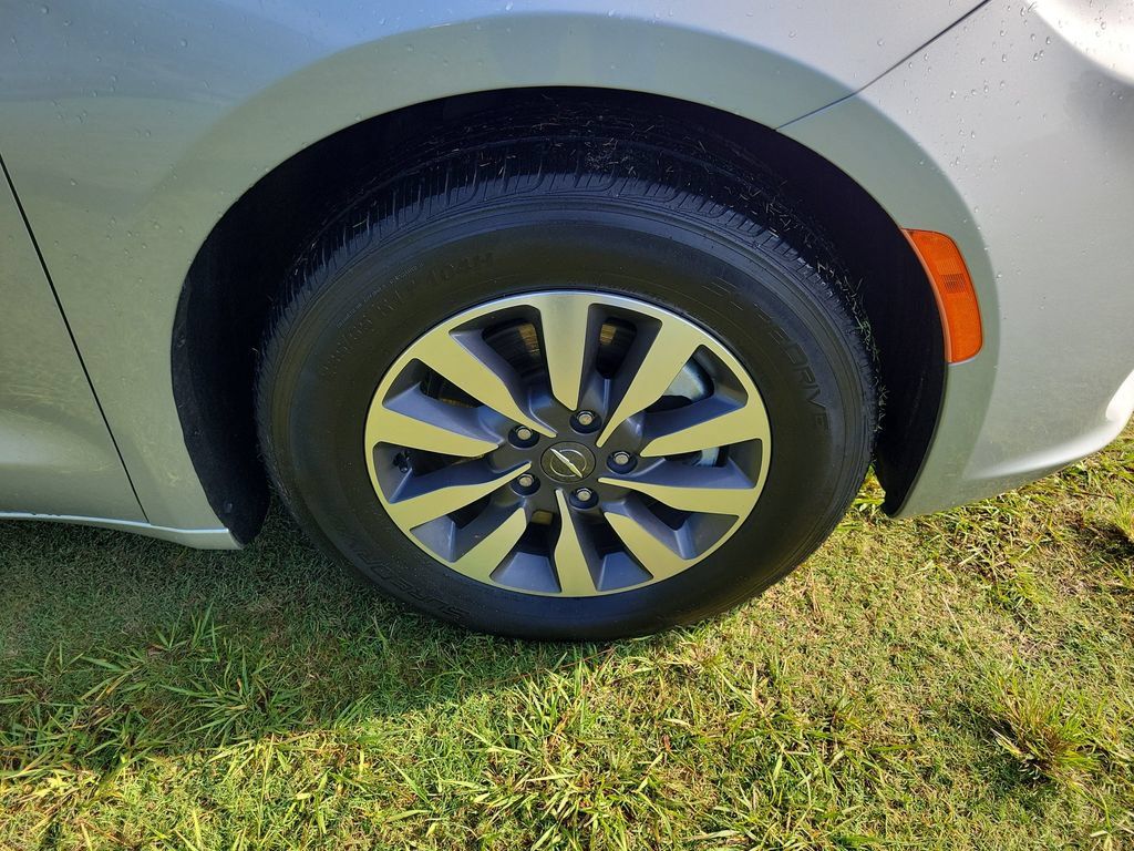 Used 2023 Chrysler Pacifica Touring-L FWD image 7