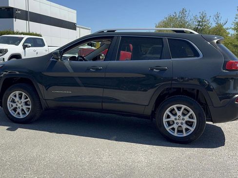 Used 2018 Jeep Cherokee Latitude Plus w/ Cold Weather Group AWD/4WD image 4