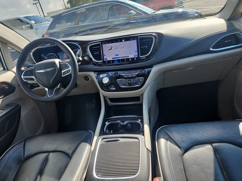 Used 2023 Chrysler Pacifica Limited FWD image 11