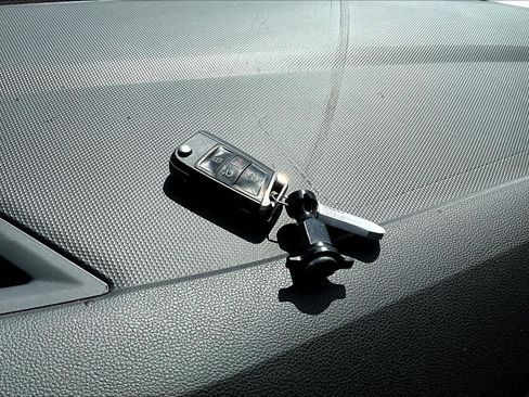 Used 2021 Volkswagen Tiguan SE image 11