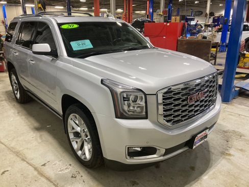 Used 2020 GMC Yukon Denali w/ Denali Premium Package image 3